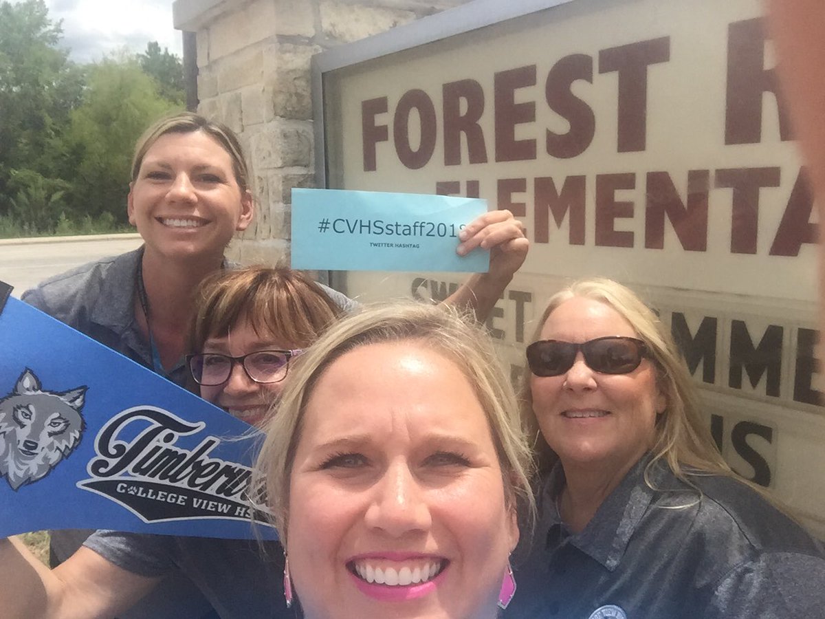 Reveille514's tweet photo. Forest Ridge &amp; Group2!
#CollegeViewHS3
#CVHSstaff2018 https://t.co/3PBiuAElub