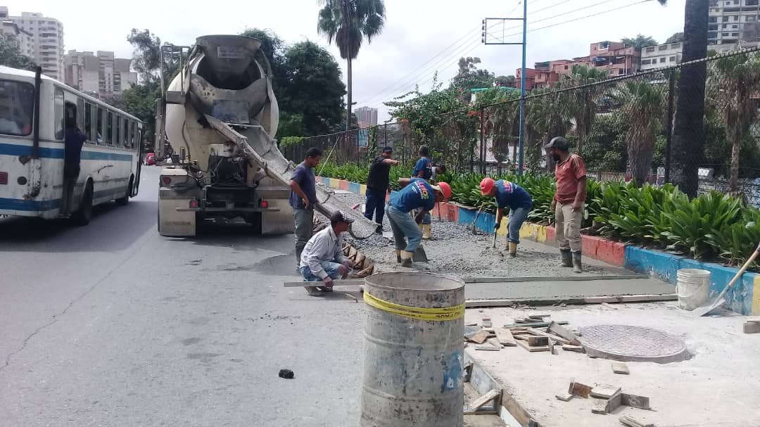Roxialabb's tweet photo. En la Esquina #Baralt también se encuentran nuestros trabajadores restaurando sus espacios comprometidos con nuestro trabajo y contigo para brindarte una mejor calidad de vida. #CaracasJuntosTodoEsPosible https://t.co/zrFMVjoZVB