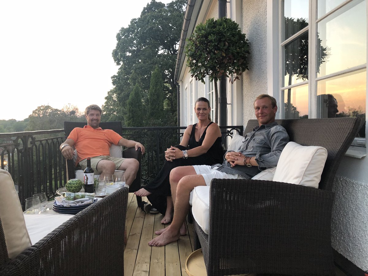 21.30 and finally dinner time with our friends. Beautiful evening watching the kids chasing the dogs around the farm. Peaceful on the balcony though😂 @pw_equestrian <a href="/pontus/">𝙿𝚘𝚗𝚝𝚞𝚜</a>.westergren @suzasjog74 @mariasegersta