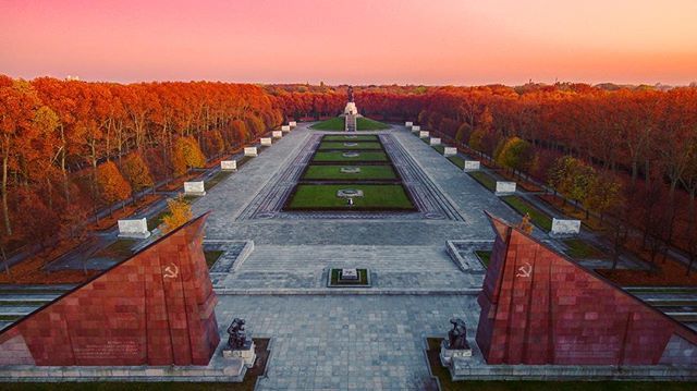 mzphoto_org's tweet photo. The Soviet War Memorial in Treptower Park, Berlin
.
.
#berlin #memorial #warmemorial #sovietwarmemorial #treptowerpark #redarmy #aerial #aerials #aerialist #aerialshot #aerialview #aerialphotography #skytango #skypixel #flyresponsible #fulldrone #droneph… https://t.co/SFdZ0qikKD https://t.co/9KR8MHQFOy