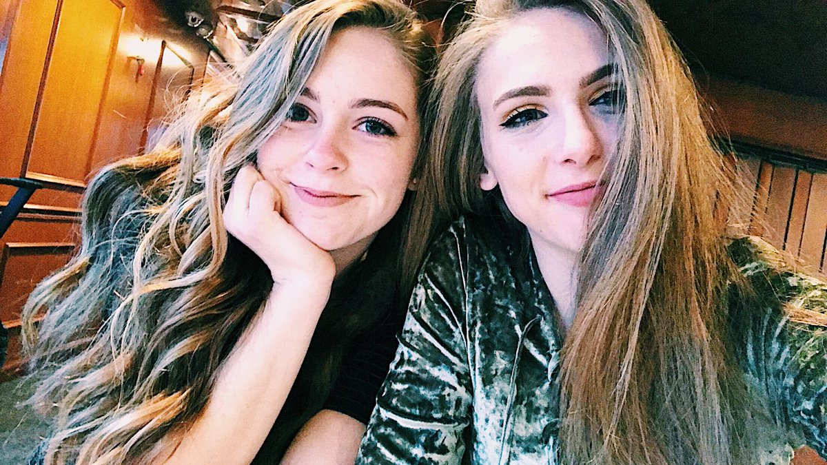 zoemorris30's tweet photo. HBD to my bestest gal pals... thx for getting me through these past 4 years w/o going completely insane!! I love you both forever, party real hard 🔞💋 https://t.co/tTHPq0yw9V
