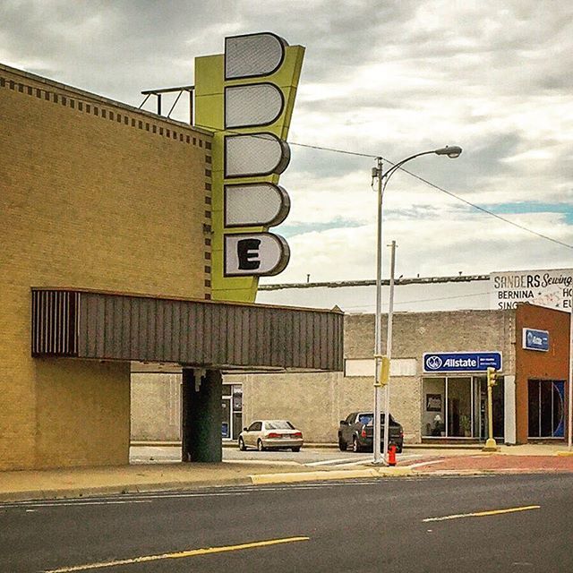 alexisfleisig's tweet photo. Capri Theater, 1961
#sign #signcollective #signage #everything_signage #signjunkie #signgeeks #rsa_streetview #roadsideamerica #neon #neonsign #archdaily #archidaily #archilovers #architecturephotography #architecture #americana #exploreamerica #midcentu… https://t.co/TdZyAFs9Jw https://t.co/XhImi6kKXt