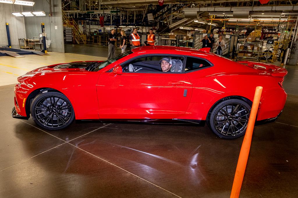 TeamChevy's tweet photo. .@chaseelliott visited the Lansing Grand River Assembly plant today to meet with employees and took a tour of the facility to see where the @chevrolet #Camaro ZL1 is assembled! https://t.co/uhhyMXmPbK