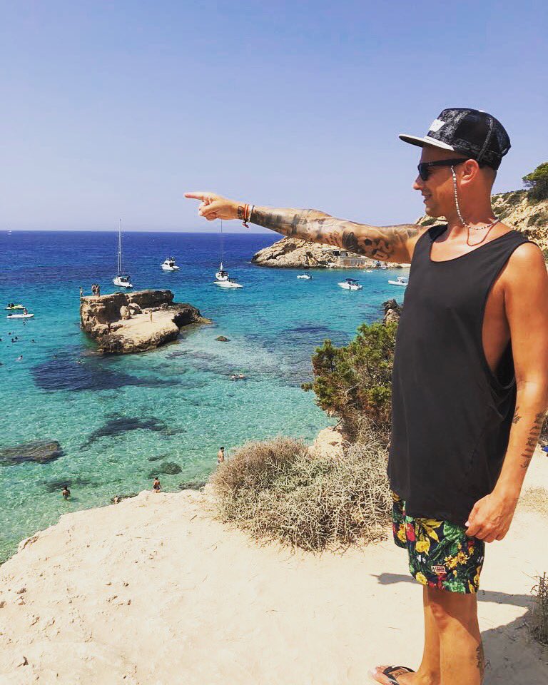 chechu_torres's tweet photo. Señalando el camino difícil, pero el camino correcto. 👉
#Ibiza
#Eivissa
#4thStop
#Summer2018
#Servisseta
#BalaPerdida
#Elias
#NoCRNoParty
#LoQuePudoHaberSido
#PortaPrivilege
#FootingDeCala https://t.co/knTAWczYjE