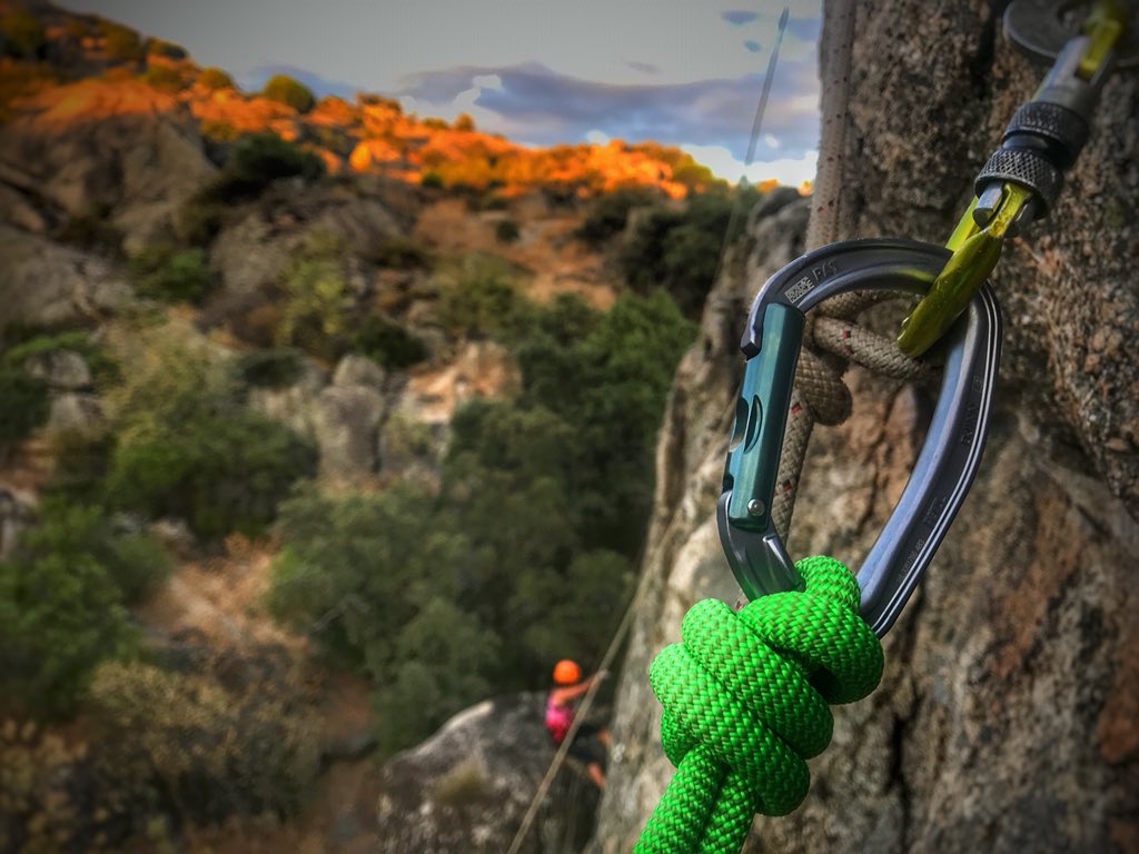 DiarioTES's tweet image. Entrena, entrena y entrena...
🧗🏻‍♂️

#Rescate
#TESVISIBLE
#TESenForma 
#Espeleologia