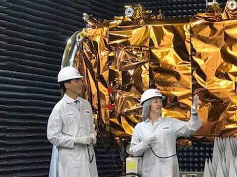 csa_asc's tweet image. .@CanadianPM was @MDA_maxar today to visit their facilities. The 3 satellites of the #RADARSAT Constellation Mission, launching in the next few months, will support #GoC data-driven decision making: ow.ly/qEcJ30llk2j.