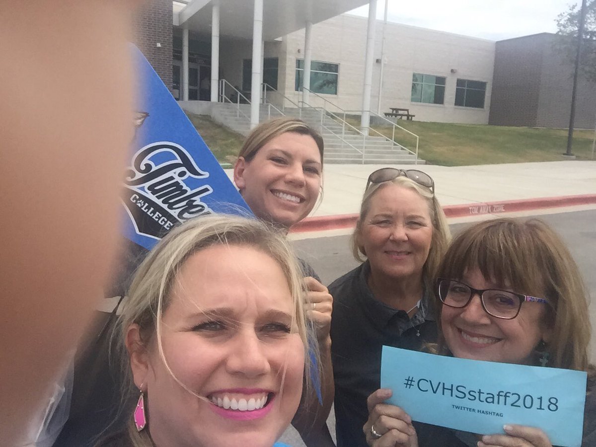 Reveille514's tweet photo. Us!
#CollegeViewHS3
#CVHSstaff2018 https://t.co/EAHstEKWYN