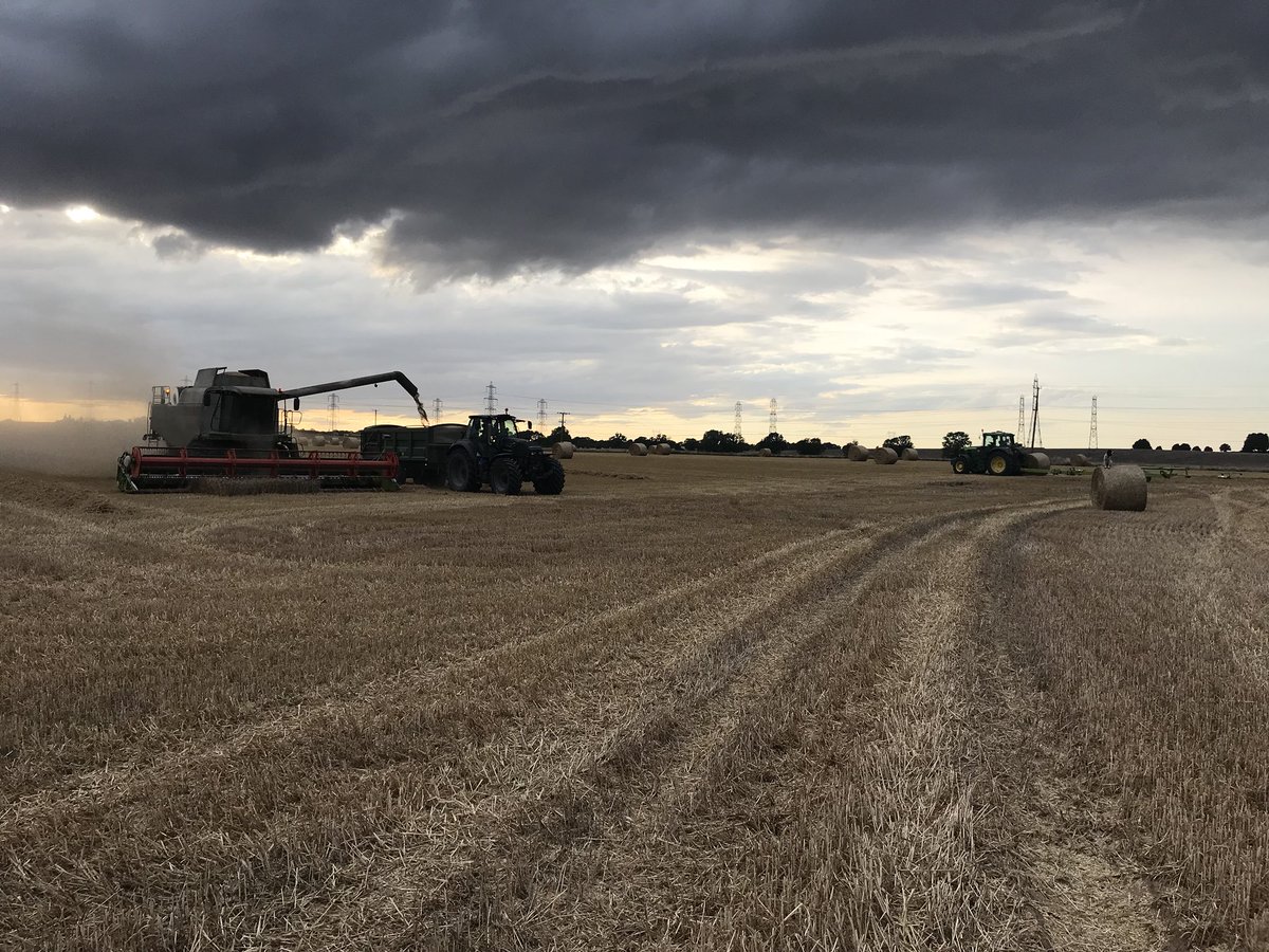 spink_farming's tweet photo. #Harvest18 is finished. Finished cutting at 19:30. Rain started at 19:45. Thanks to @CLAAS_Eastern @moorefarmserv @Sharmansagri for helping it run so smoothly #Farm24. https://t.co/qTyexgvjkW