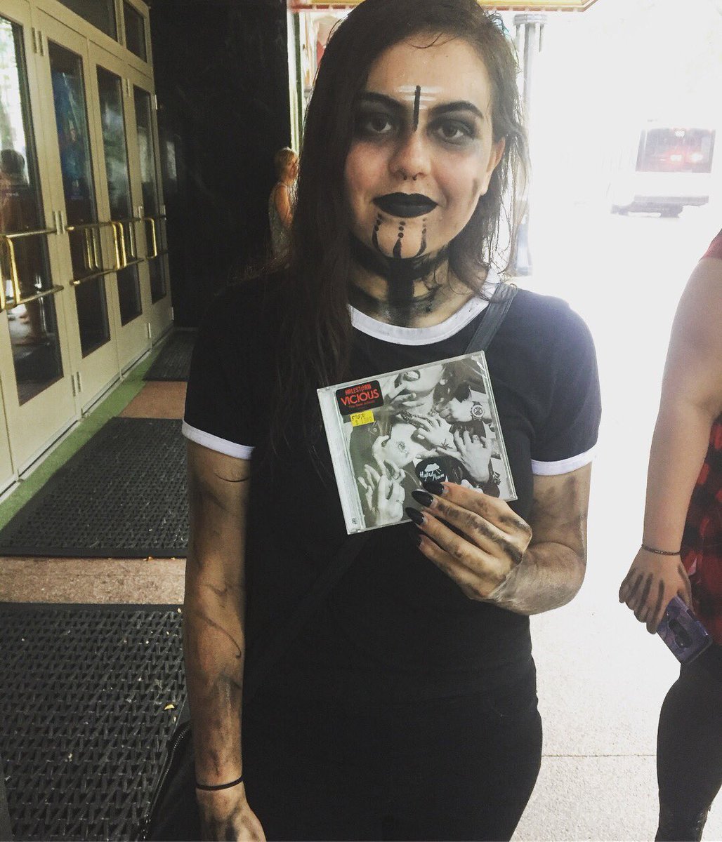 theafflxction's tweet photo. I ran 2 blocks from The Orpheum all the way to B-Sides to get #LzzysPicksAroundTheWorld and #Vicous in my @MariaBrink Big Bad Wolf makeup ππ @LZZYHALE https://t.co/MpblgobVk1