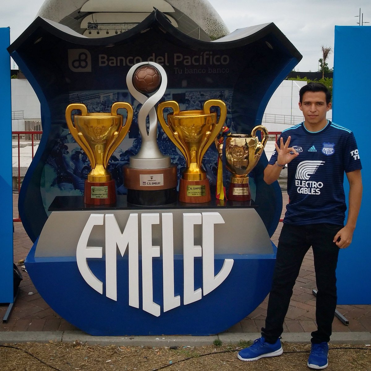 19_JosephCSE's tweet photo. 😎💙 #Emelec #Bombillo #delbombillosoy #azulyplomo #emelecmasqueungol #azul #azulesmibandera #tricampeon #parquesamanes #feriaemelec #bombillomiviejoamigo https://t.co/SUiiiNNNq2
