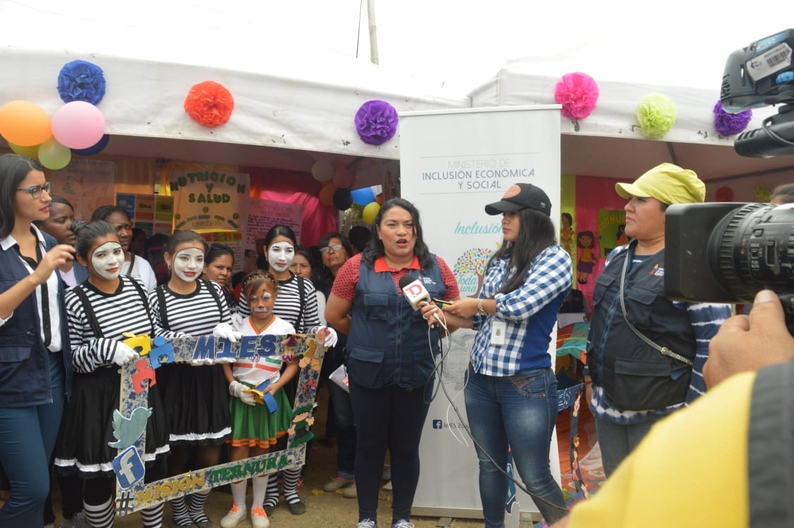 Tamarachaconvi1's tweet photo. informo a @TelediarioEC sobre el objetivo de la feria #MisiónTernura desarrollada en la Coop. Balerio Estacio al noroeste de Guayaquil. @berecordero @marialevicuna https://t.co/mMiQdScEgZ