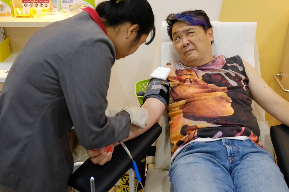 mrbrown's tweet image. instagram.com/p/BmR7eNDFTMd/ Kim Huat donated blood for the tenth time and got his medal! Check out the community drives happening this National Day weekend here: redcross.sg/wheretodonate 
#WeAreTotalDefence #CivilDefence