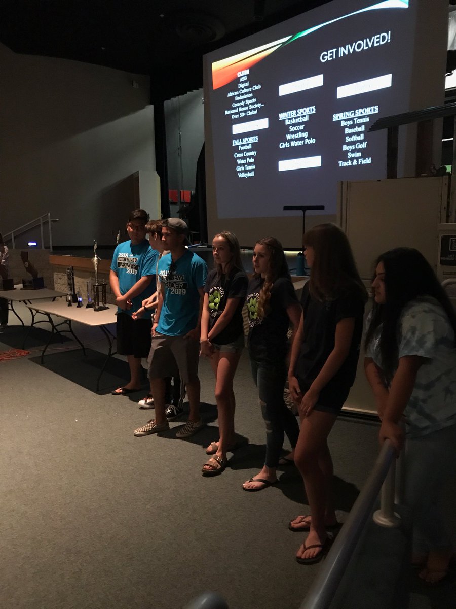 purcell_mrs's tweet photo. #ChinoHills student leaders greeting new students and parents. #beinvolved ⁦@CHHuskyFootball⁩ ⁦@basketball_chhs⁩ ⁦@chinohillsASB⁩ ⁦@apmsroberts⁩ ⁦@chinohillstrack⁩ ⁦@chinohillsdance⁩ ⁦@ChinoHillsMusic⁩ @chinohills https://t.co/fEZNhABbME
