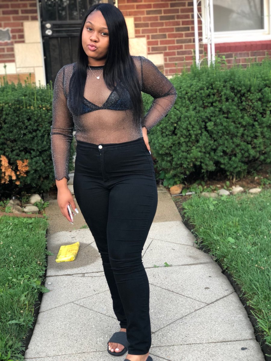 DetroitMisa's tweet photo. 18 looking real good😩🤣 #GucciFlops #ifuckedyoniggainthem https://t.co/8kgEJjPSPb