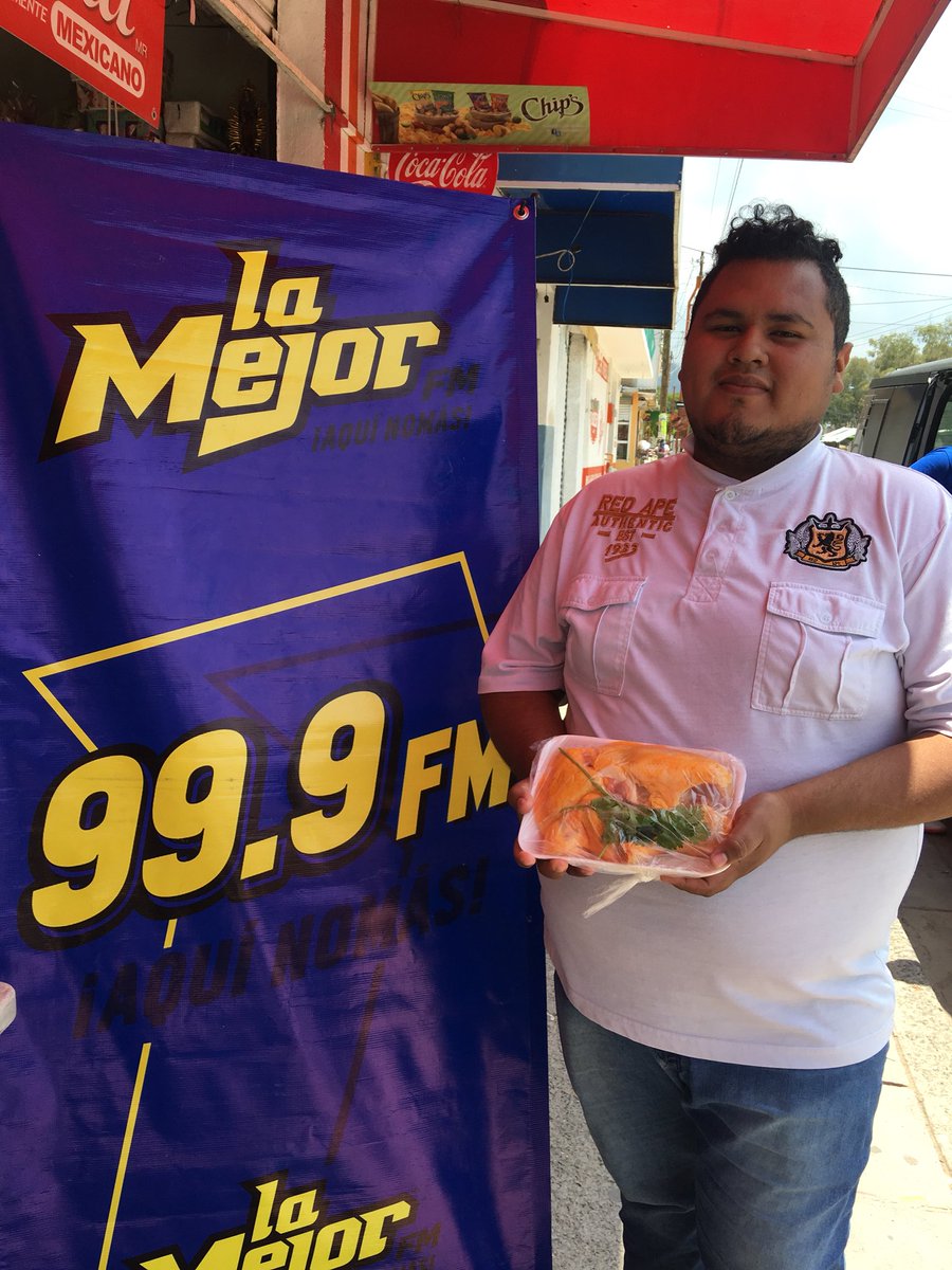LaMejorFmLeon's tweet photo. Hoy en #Leon1 se lanzó #LaRegaladora y ellos son algunos de nuestros ganadores de ¡sabrosos pollos! 🐓 #AquiNoMas https://t.co/z8jaYzRNaB