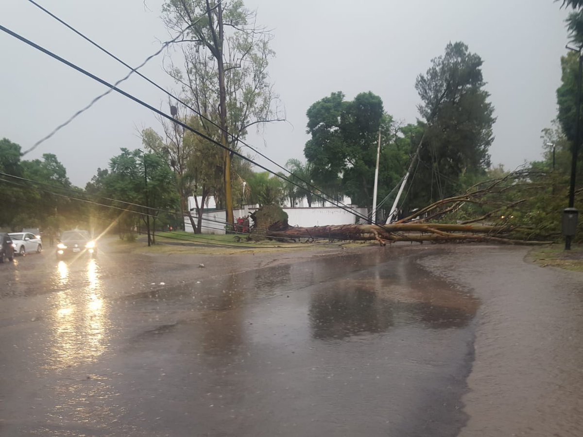 CodigoQro's tweet photo. 🚨 #AHORA Usuarios de redes sociales reportan diversas afectaciones como consecuencia de las lluvias de esta tarde-noche, en diversas zonas de la ciudad de #Querétaro #LluviaQro ⚠️ https://t.co/QNSz5hCb7r