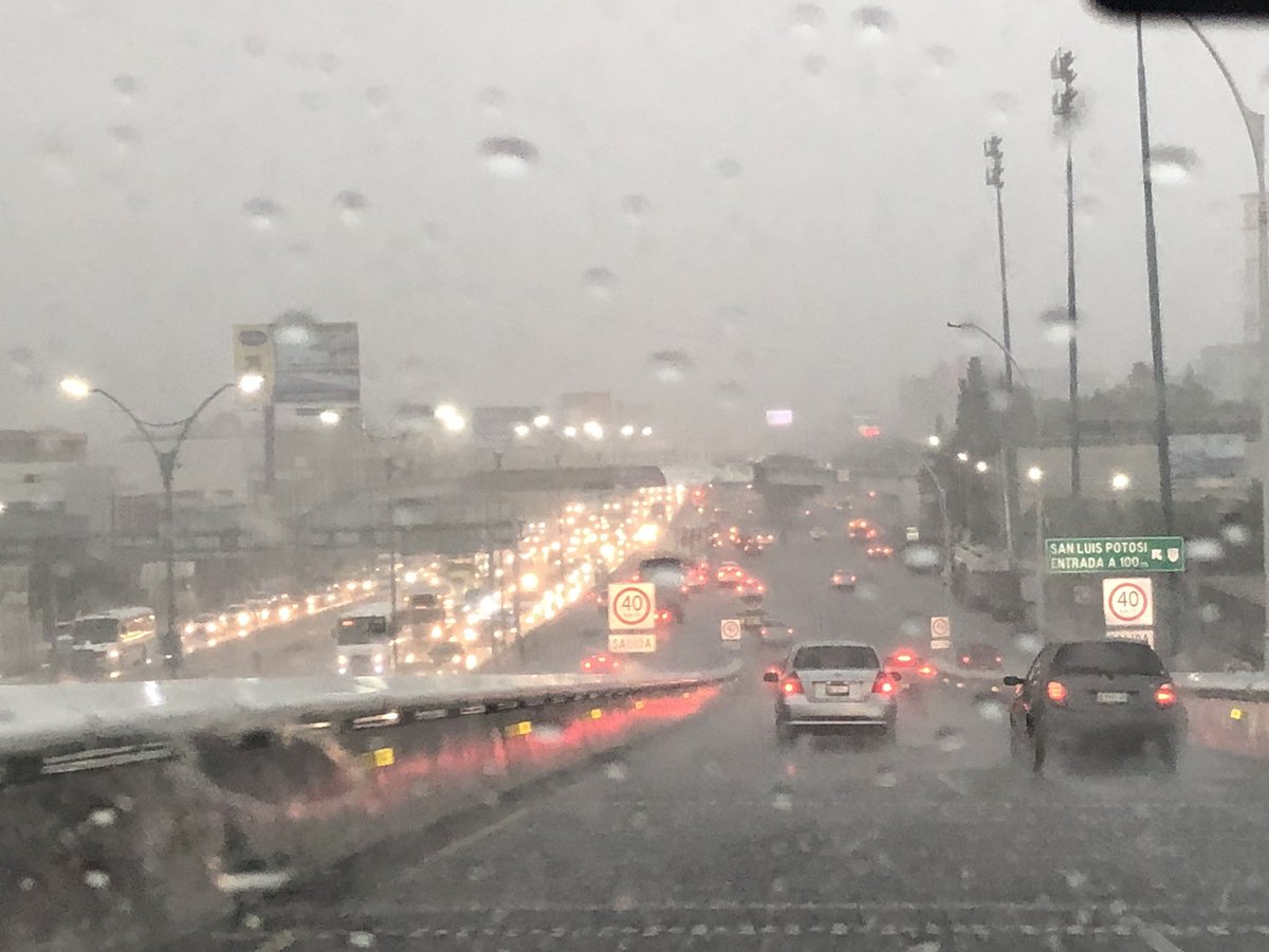 CodigoQro's tweet photo. 🚨 #AHORA Usuarios de redes sociales reportan diversas afectaciones como consecuencia de las lluvias de esta tarde-noche, en diversas zonas de la ciudad de #Querétaro #LluviaQro ⚠️ https://t.co/QNSz5hCb7r