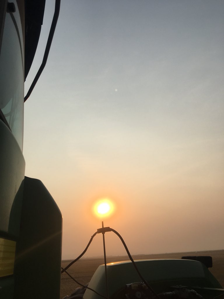 DwayneMihalicz's tweet photo. If you don’t like harvest sunset pics you might want to unfollow me for awhile! 😂#Harvest18 https://t.co/nL7gkndJLD