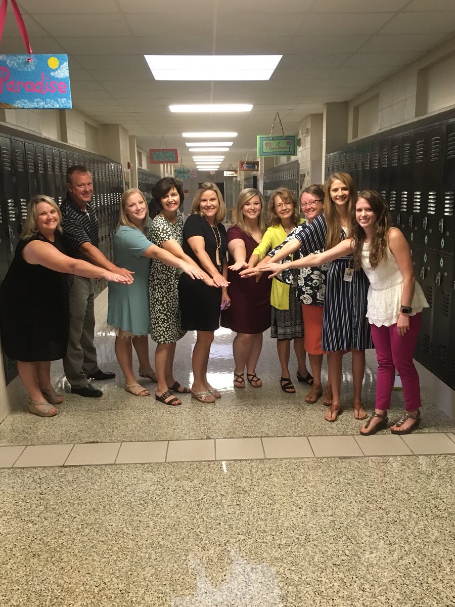 collinscougars1's tweet photo. Team 5th grade is working together to make it a great school year! #ThinkLeadSucceed https://t.co/oFjONRUclt