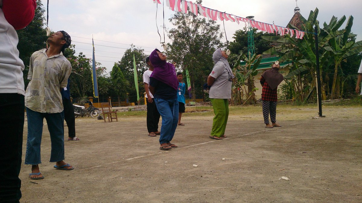 sinau_blora's tweet photo. @desamojorembun @fai74 @kak_tee @LILIK_NH1 @info_kradenan @infoblora @AsevSyaifudin Peserta hanya harus menghabiskan kerupuk yang telah tersedia didepan mereka dengan tangan terikat. https://t.co/6UOiz5wU7M