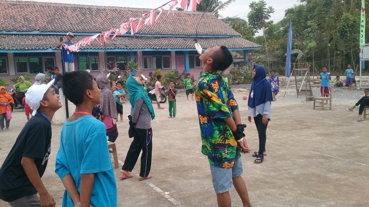 sinau_blora's tweet photo. @desamojorembun @fai74 @kak_tee @LILIK_NH1 @info_kradenan @infoblora @AsevSyaifudin Eiits, jangan anggap ini mudah ya! Karena ada panitia yang akan mengganggu ketika hendak memakan kerupuknya dengan menggoyangkan tali tempat kerupuk digantungkan. https://t.co/39WmQ4i1ZF
