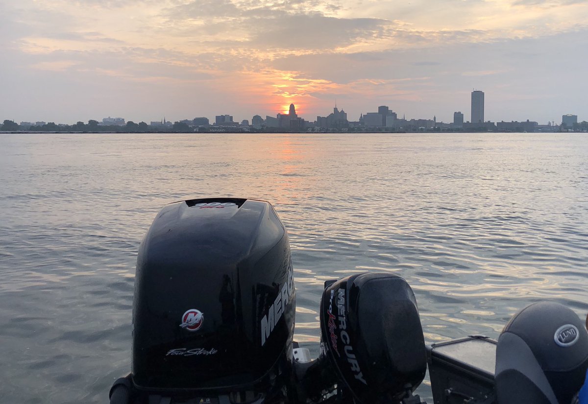 JimHanleyguide's tweet photo. Sunrise over #BuffaloNY  It’s a perfect #mercurymarine moment #mercurycatchoftheweek #mercuryproteam https://t.co/KUlE1ygDRZ