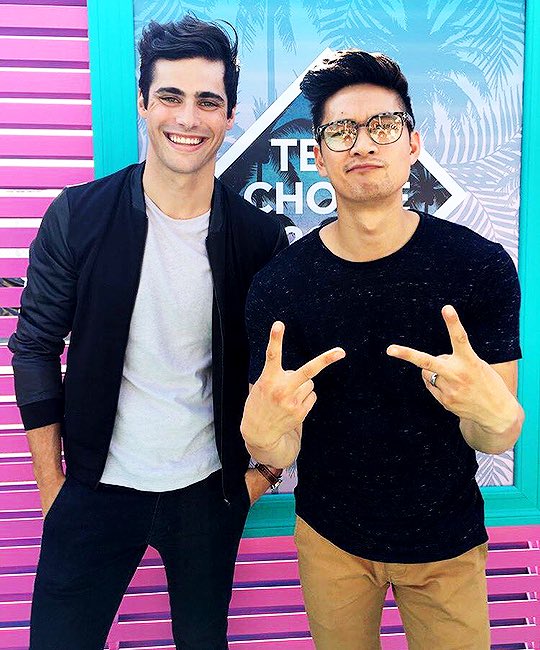 ohhicutiepie's tweet photo. Remember how the last time Matt and Harry went to the TCAs my favorite Shumdario picture was born #SaveShadowhunters #ANOTHERONEPLEASE https://t.co/gEiTl6JhL5