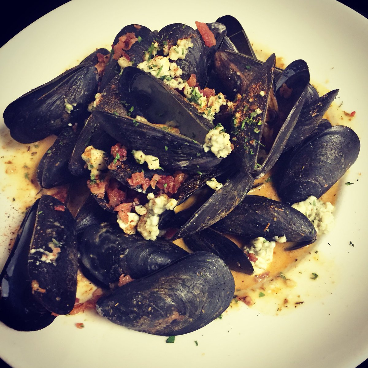CapitalAleHouse's tweet photo. Come & get’em while they last… Our Bacon, Black & Blue Mussels feature tonight! #OhMy #Yum #MusselNight #CapAleMidlo #LimitedTime https://t.co/I3perDZLyk
