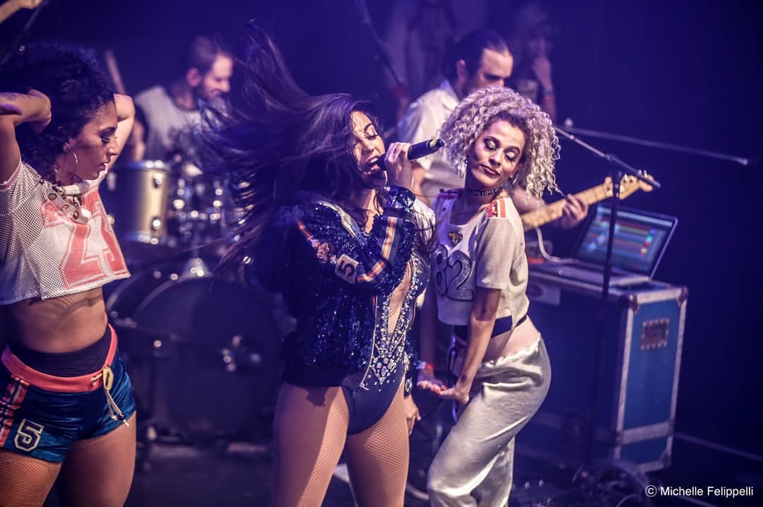 jakpsilva29's tweet photo. 📸 Michelle Felippelli @mihfelippelli
https://t.co/aQlU2RxrqC
Arrasou nas fotos da #LiveTourRio 🇧🇷
ela captura cada jogada de cabelo da @MaiteOficial excelente profissional.
Parabéns Mi. ♥👏👏 https://t.co/IcfqxenFu7