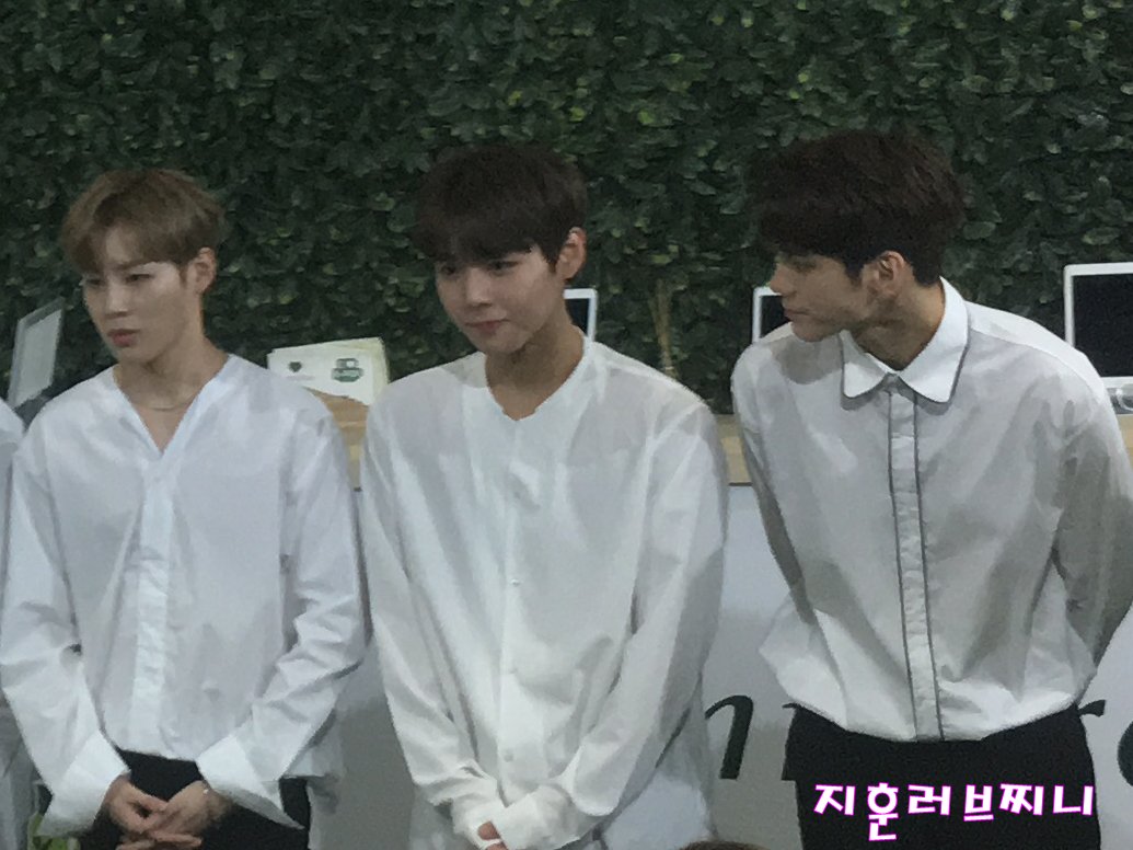 zzini486's tweet photo. 카톡방에 LA 도착한 지인분들의
공연가는길의 급박한 대화들을 보며 
나도 같이 설레고 작년 생각나서 뭉클하고ㅠ
LA 갔을때 추억들이 많아서, 넘 가고 싶었는데.. 

컨벤션에서 만난 지훈이 이렇게 예뻤었지..^^
지훈아, 잘다녀와♡

#KconLA2017 #staplescenter #innisfree 
#박지훈 #하성운 #옹성우 https://t.co/8Gw78QIrPo
