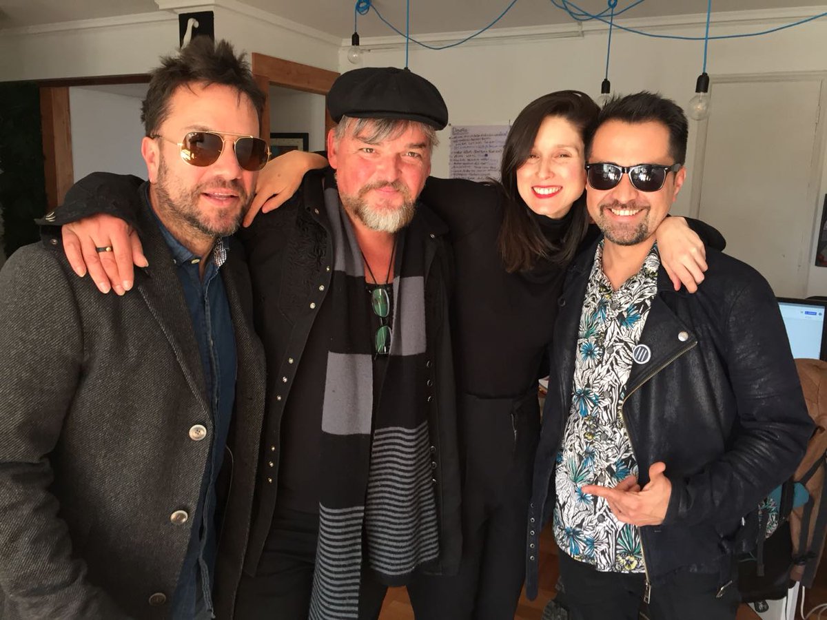 ¡Tremenda foto de <a href="/AlainJohannes/">Alain Johannes</a> TRIO junto a <a href="/franciscamusic/">Francisca Valenzuela</a> ! 😎🤘