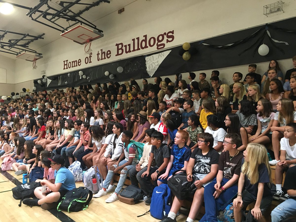 BuljanRcsd's tweet photo. THIS is how you start a school year! #RCSDchampions #BuljanPride #RCSDFirstday https://t.co/hD7igKSdY7