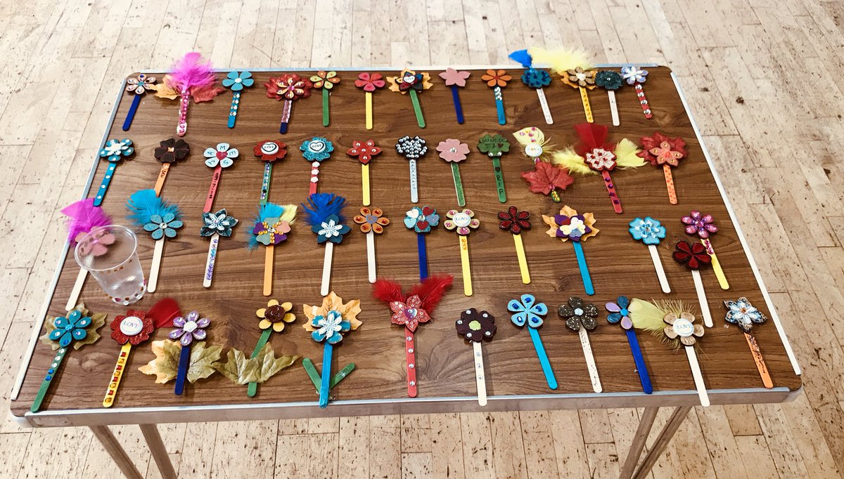 BordersRecovery's tweet photo. @RecWalkScot @SRConsortium @SuzanneSFAD #celebrating #recovery in #Galashiels at the #Connect4Recovery event. Lovely flowers ready for the memorial at George Square on the 6th if September πΈ https://t.co/BZhJzUCDGp