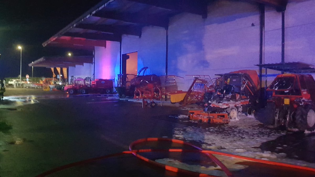 TgrRaiTrentino's tweet photo. Ecco le prime immagini del devastante #incendio che sta interessando un magazzino di mille metri quadrati di Pisoni Macchine Agricole a #Sarche. In azione i vigili del fuoco di #Trento e i volontari del posto. Non risulterebbero persone coinvolte. @dpcpat1 https://t.co/GHOk8kMHy6