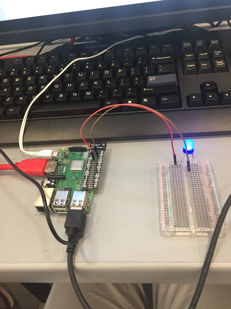 melissasusan2's tweet photo. #picademy #seattle2018 #livingcomputermuseum https://t.co/1axKw4WUSv