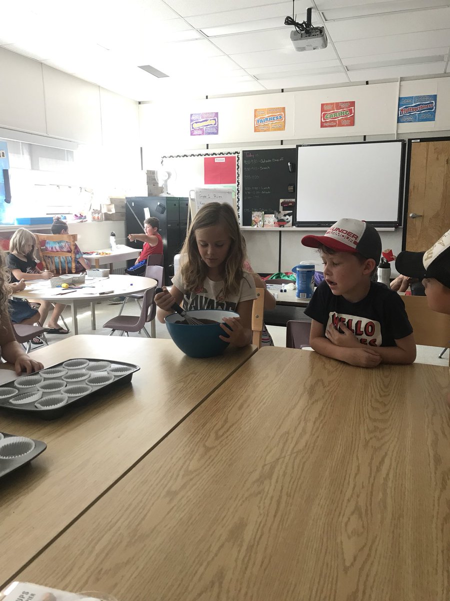 The students at KAPS SLP have been working hard to get everything ready for our bake sale tomorrow. If you have a few minutes drop by King Albert at 1 for a few delicious treats! All proceeds go to the humane society! 🍪🎂#TLDSBSLP2018 #tldsblearns