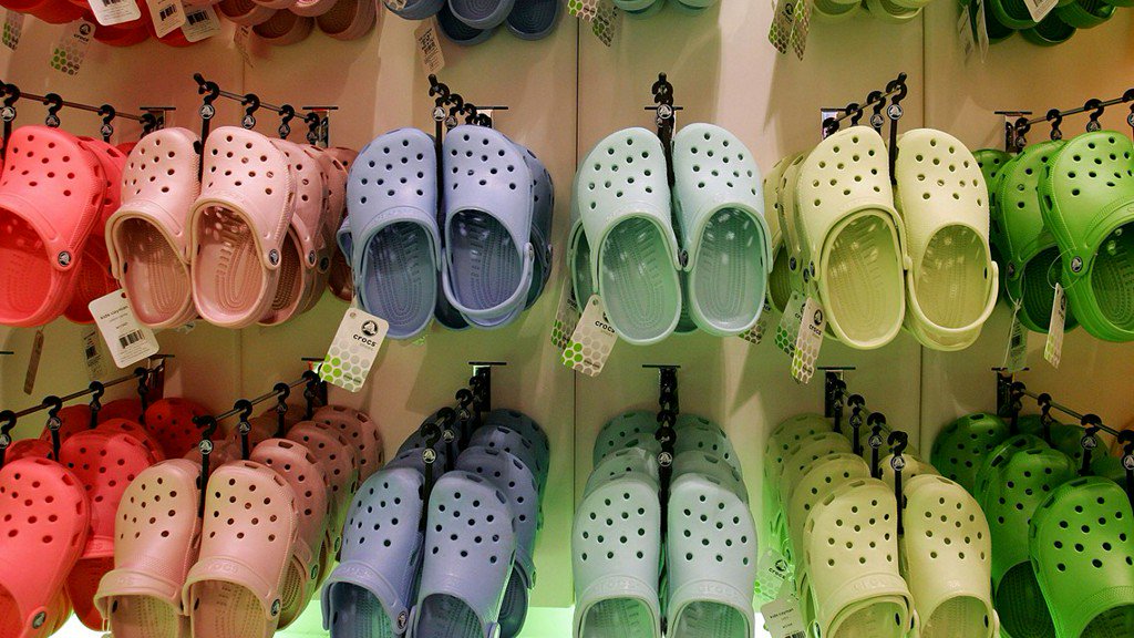 KHOU's tweet image. Crocs to close all its manufacturing facilities, CFO resigns on.khou.com/2OqSf3L