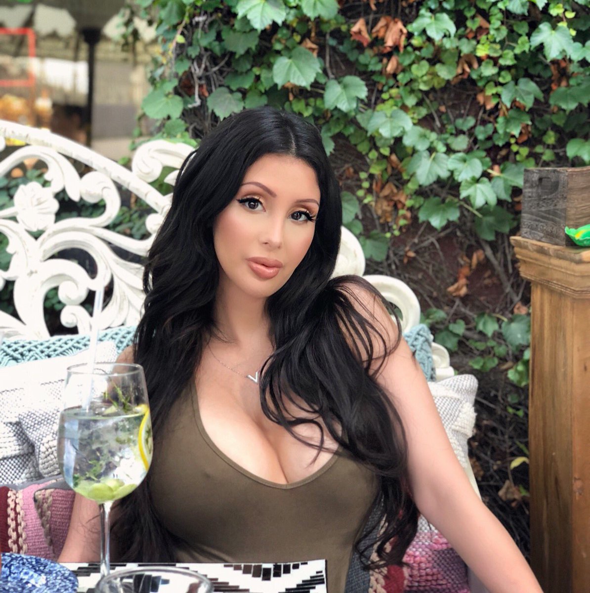 irinadelano's tweet photo. Out in the town having drinks that match the ambiance 👸🏻🍸 https://t.co/XPXzBxqZPP