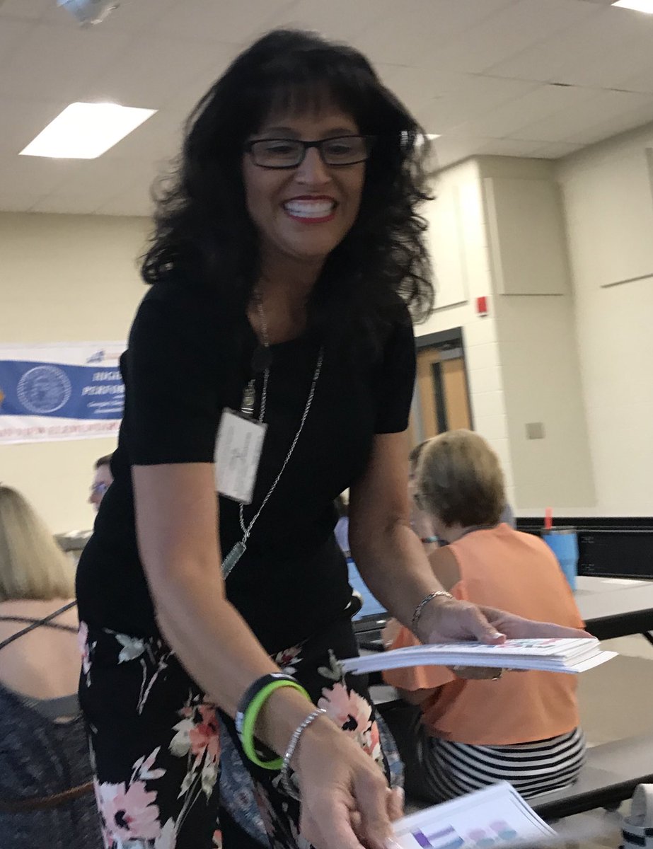 JenniferAGates's tweet photo. @MtnViewES principal @ReneeGarriss leads by example #thehappymovement It’s on: happiness. All. Day. You couldn’t work w #TeamMtnView &amp; not be happy. Not possible. #bestteamever #OTOGSS #schoolleadershipmatters https://t.co/Nu68ypasGM
