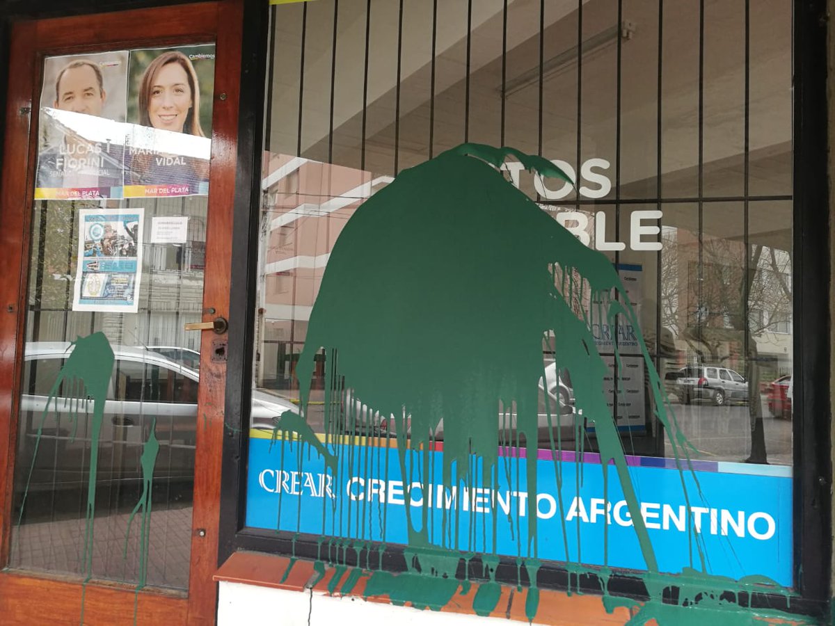 marianoobarrio's tweet image. El senador provincial Lucas Fiorini, d Cambiemos, d Mar del Plata, defendió públicamente las Dos Vidas y tras la derrota del aborto fue escrachado en su local partidario, donde lo pintaron de verde y le hicieron inscripciones agresivas. #Elabortoesviolencia