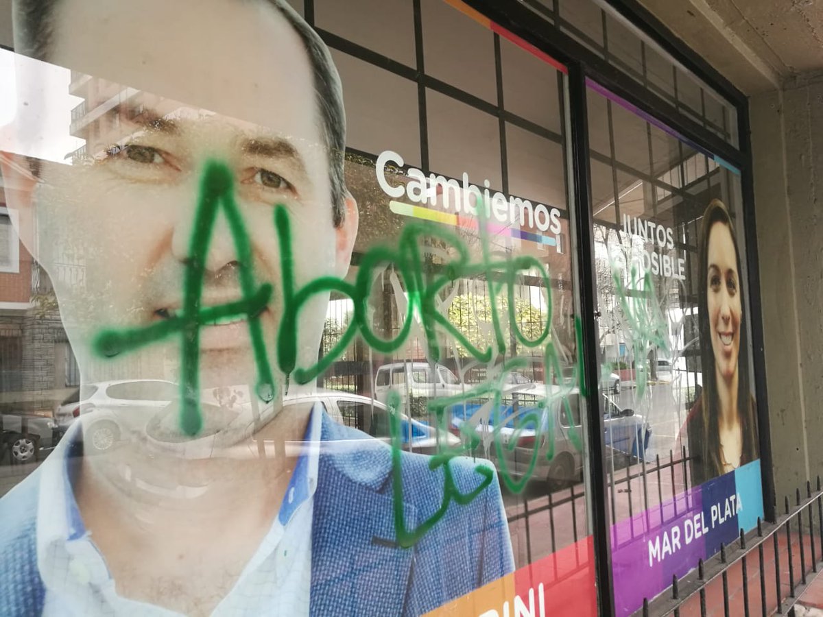 marianoobarrio's tweet image. El senador provincial Lucas Fiorini, d Cambiemos, d Mar del Plata, defendió públicamente las Dos Vidas y tras la derrota del aborto fue escrachado en su local partidario, donde lo pintaron de verde y le hicieron inscripciones agresivas. #Elabortoesviolencia