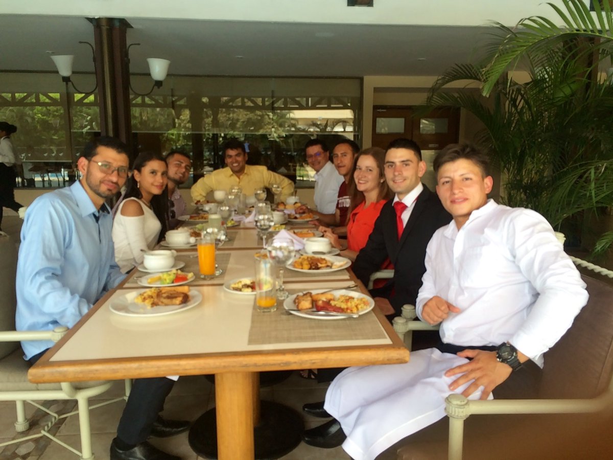 experiummarkets's tweet photo. Terminando almuerzo VIP 😄😄❤️❤️.  Esta noche seminario MENTES MILLONARIAS en el hotel intercontinental Cali.  Podrá adquirir sus boletos a la entrada 💪💪💪
Más información en ➡️➡️➡️ https://t.co/IvGSjKfCIC https://t.co/Z9F5zRMQRX
