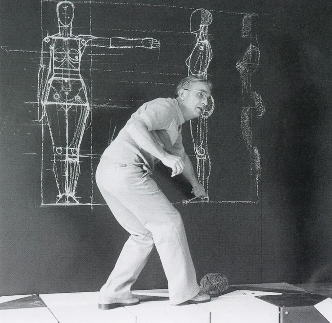 20世紀美術解剖学の巨匠ゴットフリード・バメスは板書の名手であった。リアルタイムで描かれる人体像は、知識と経験がそのまま反映される。角度を自在に変えることができるのは、頭の中に立体的な像が想起できたからだろう。写真はBammes. Malerei - Grafik - Künstler-anatomie. 2000. より。 
