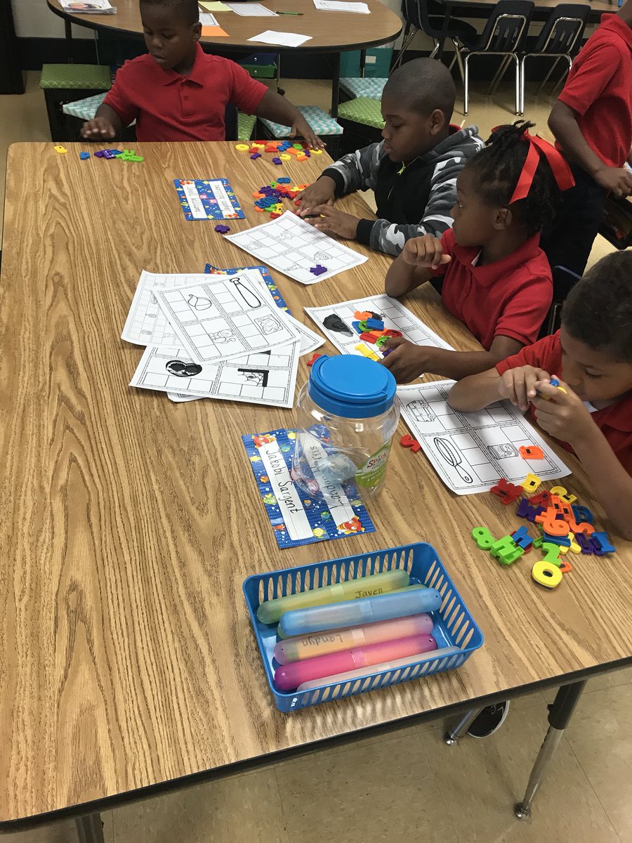 MrsBrookeWatts's tweet photo. I was a little nervous introducing reading centers during the first week, but my kiddos KILLED IT!! So proud! π #fintasticfirsties https://t.co/hEdPLzhixX