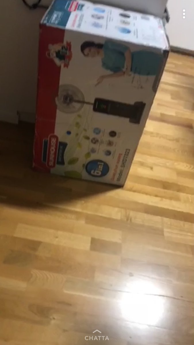 emmysandstrom's tweet photo. @ulrikang s föräldrar har verkligen tagit våran värmesituation i vindslägenheten på fullaste allvar och köpt hem en master-fläkt från Vietnam, dessutom checkat in den som specialbagage. Det kallar jag att ställa upp https://t.co/UWZ8JpbAQV