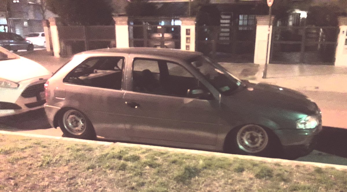 matotripa's tweet photo. Caminas 2 cuadras y ves 2 tremendas planchas por el barrio #GolPower #VwPointer @bajito_volando @TirarCortess 😎 https://t.co/S01l911i2L