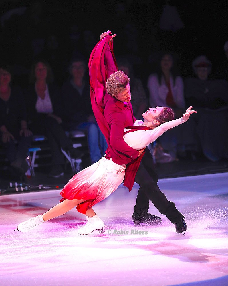 RobinRitoss's tweet photo. Throwback Thursday #soif2018 @iceskating #Olympics #Olympicgames @Meryl_Davis 
@CharlieaWhite #ISU @USFigureSkating @iceskatingworld #champions 
#ice @icedanceanalysts @icedance @champssports @starsonice @DancingABC @DOI2018 https://t.co/crNYF7ZBGx