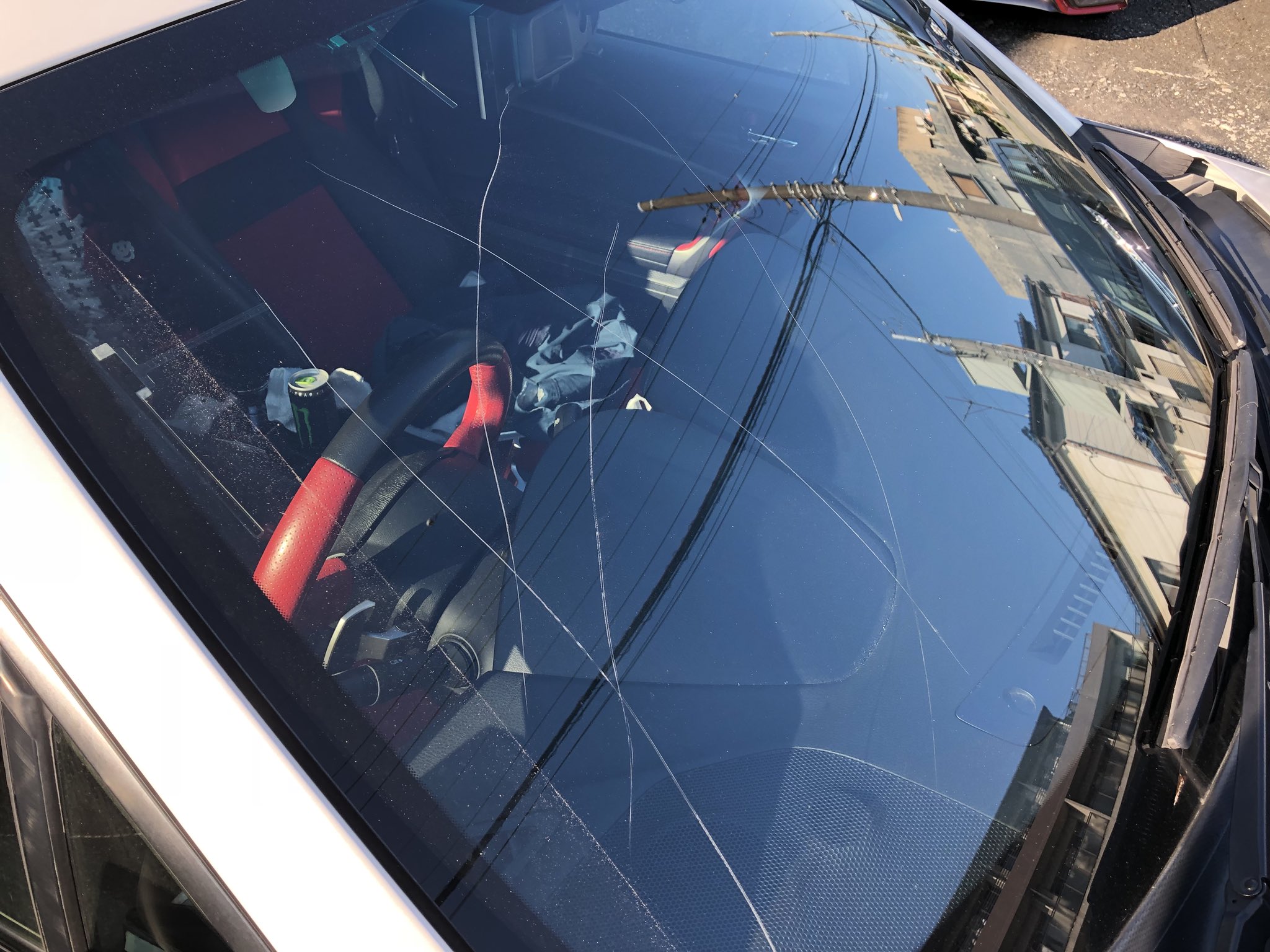 まいすたゃ 車イタズラされました 石でフロントガラスがりがり 被害届出したところできっと何もならないんだろうなって思いながら ガラス交換の費用と引越し費用いくらするんかなと絶望してます 最近86にイタズラしたなって心当たりのある方ぶっ殺してあげる