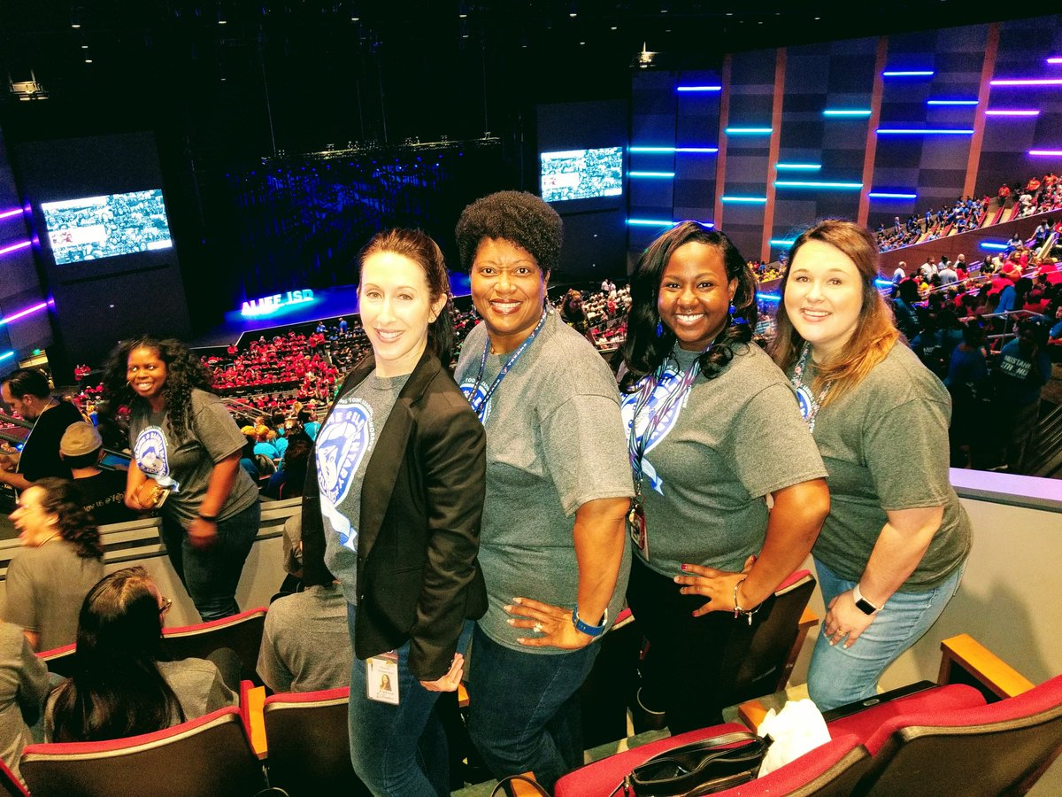 MsCulverTeaches's tweet photo. The best convocation ever!!! I love my district and co workers 💜 @AliefISD @hearnehusky #Meetusatmasters #aliefproud #AliefConvocation #AliefMission https://t.co/3CiyMvaHmJ