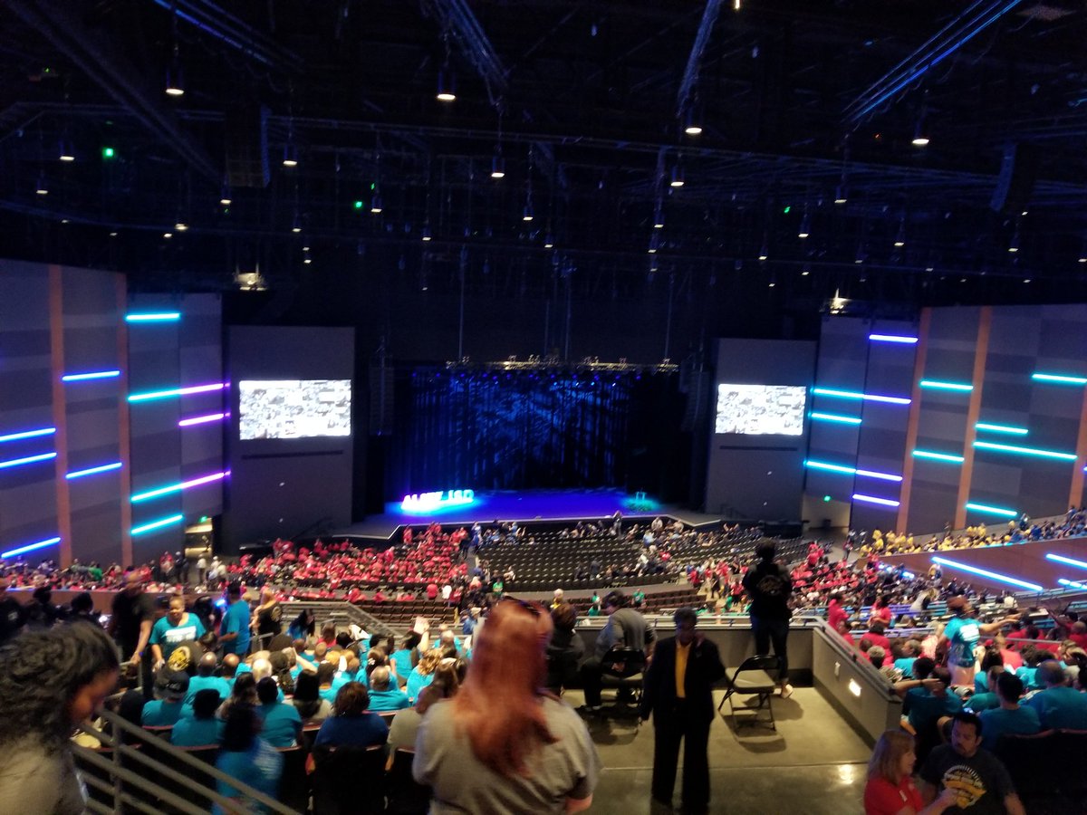 MsCulverTeaches's tweet photo. The best convocation ever!!! I love my district and co workers 💜 @AliefISD @hearnehusky #Meetusatmasters #aliefproud #AliefConvocation #AliefMission https://t.co/3CiyMvaHmJ